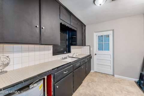 5330 Oak Forest Drive, Jacksonville FL - photo 16 of 18