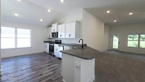 8321 Helmsley Boulevard, Jacksonville FL - photo 7 of 24