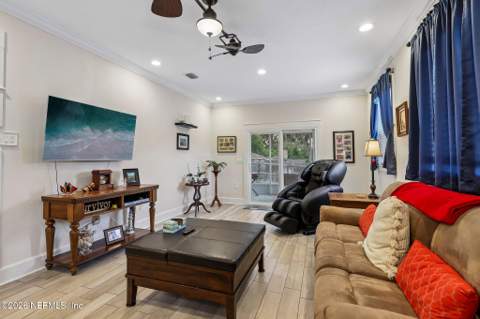 6053 Hinely Lane, Jacksonville FL - photo 7 of 39