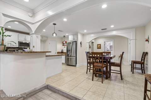 6053 Hinely Lane, Jacksonville FL - photo 11 of 39