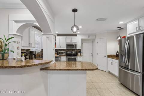 6053 Hinely Lane, Jacksonville FL - photo 14 of 39