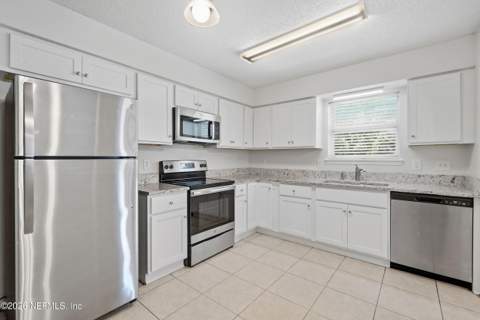 10915 Mindanao Drive, Jacksonville FL - photo 8 of 19