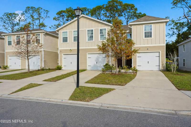 3 bedroom Townhouse at 5935 Creekside Crossing Drive, Creekside Townhomes, Jacksonville — photo 2