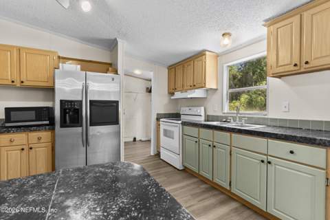 8417 Creekside Drive, Macclenny FL - photo 10 of 38