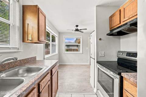 7328 Warner Drive, Jacksonville FL - photo 11 of 36