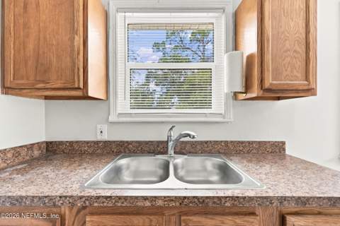 7328 Warner Drive, Jacksonville FL - photo 12 of 36