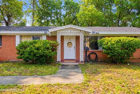7221 Dostie Drive, Jacksonville FL - photo 9 of 37