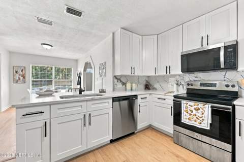10538 Dove Lane, Jacksonville FL - photo 9 of 27