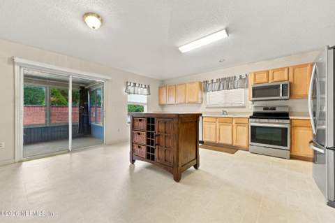 1204 Summit Oaks Drive, Jacksonville FL - photo 11 of 45