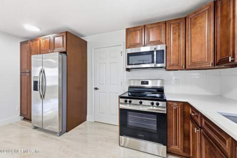 8833 Coventry Court, Jacksonville FL - photo 10 of 33
