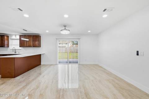 8833 Coventry Court, Jacksonville FL - photo 12 of 33