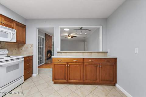 6391 Tintern Circle, Jacksonville FL - photo 16 of 33