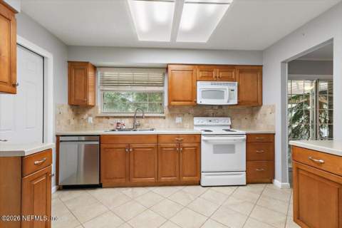 6391 Tintern Circle, Jacksonville FL - photo 17 of 33