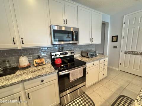 6368 Thatcher Lane, Jacksonville FL - photo 12 of 29