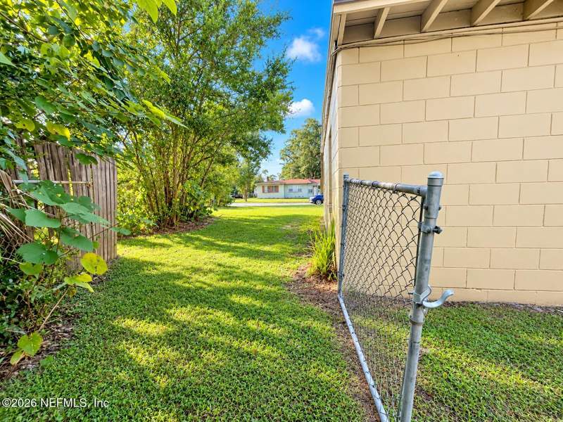 3 bedroom Single Family Residence at 7909 Caxton Circle, Lake Forest Hills, Jacksonville — photo 3