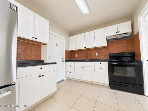7909 Caxton Circle, Jacksonville FL - photo 8 of 20