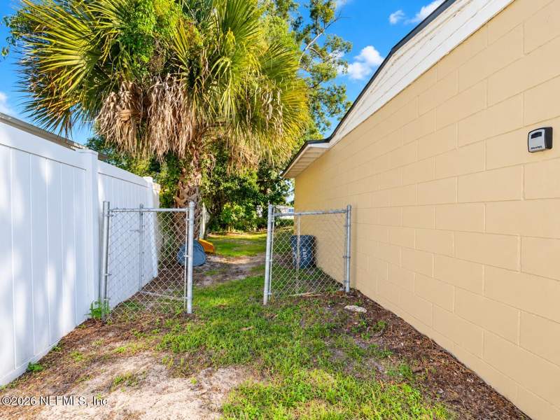 3 bedroom Single Family Residence at 7909 Caxton Circle, Lake Forest Hills, Jacksonville — photo 2