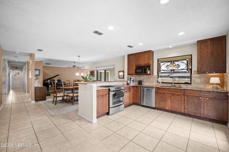 3 bedroom Single Family Residence at 9088 Cotswold Way, Barrington Oaks, Jacksonville — photo 4