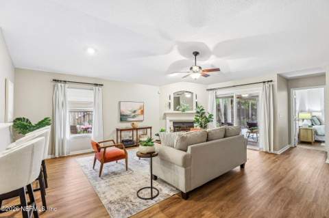 1048 Buttercup Drive, Jacksonville FL - photo 9 of 78