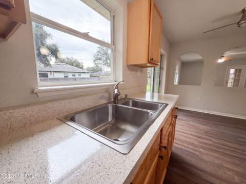 8215 Foxdale Drive, Jacksonville FL - photo 9 of 32