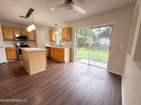 8215 Foxdale Drive, Jacksonville FL - photo 11 of 32