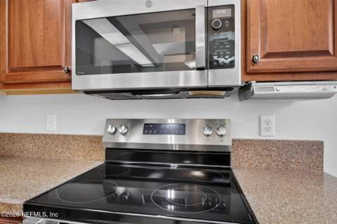 7481 Carriage Side Court, Jacksonville FL - photo 10 of 46