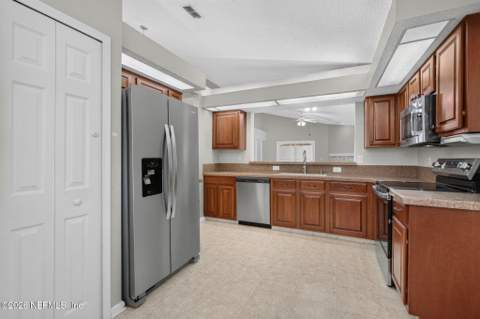 7481 Carriage Side Court, Jacksonville FL - photo 13 of 46