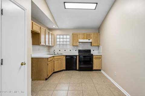 3653 Caroline Vale Boulevard, Jacksonville FL - photo 16 of 29