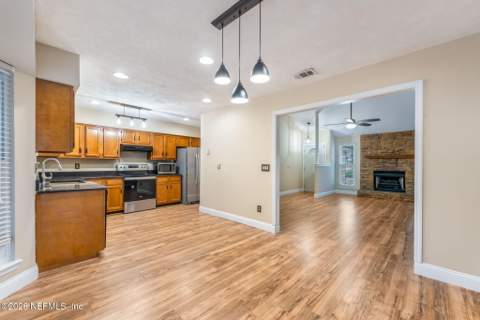 2051 Oak Water Drive, Jacksonville FL - photo 13 of 31