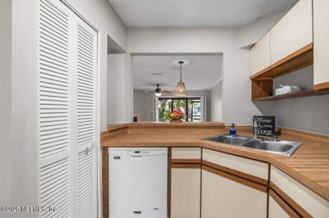7701 Baymeadows Circle #1154, Jacksonville FL - photo 19 of 46
