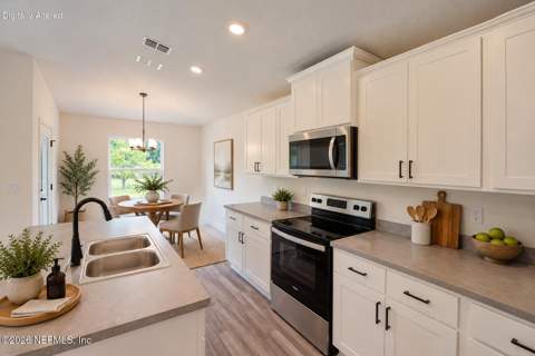8393 Helmsley Boulevard, Jacksonville FL - photo 8 of 17