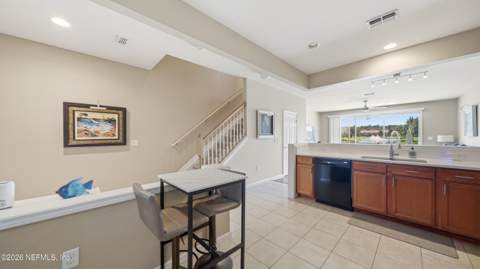 6910 Roundleaf Drive, Jacksonville FL - photo 9 of 67