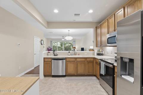 6975 Roundleaf Drive, Jacksonville FL - photo 10 of 47