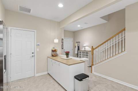 6975 Roundleaf Drive, Jacksonville FL - photo 8 of 47