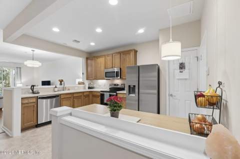 6975 Roundleaf Drive, Jacksonville FL - photo 7 of 47