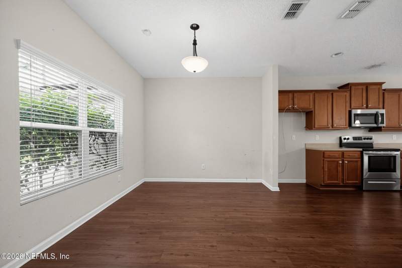 4 bedroom Single Family Residence at 11435 W Court Boulevard, Pineview Heights, Jacksonville — photo 5