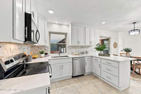 6311 Whispering Oaks Drive, Jacksonville FL - photo 13 of 56