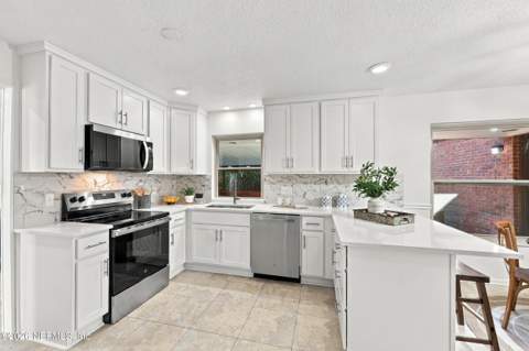 6311 Whispering Oaks Drive, Jacksonville FL - photo 16 of 56