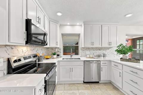 6311 Whispering Oaks Drive, Jacksonville FL - photo 17 of 56