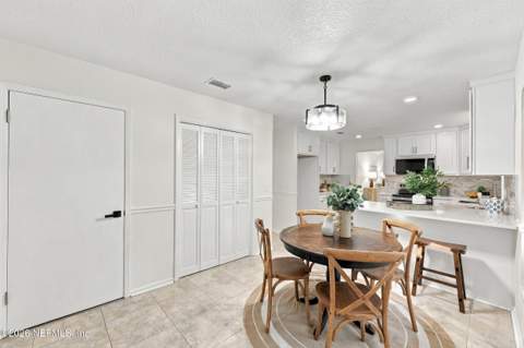 6311 Whispering Oaks Drive, Jacksonville FL - photo 19 of 56