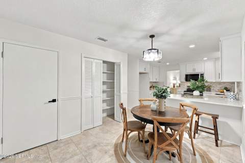 6311 Whispering Oaks Drive, Jacksonville FL - photo 20 of 56