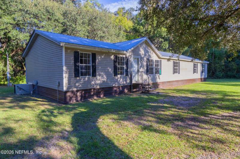 5 bedroom Single Family Residence at 4107 Silver Lake Drive, Palatka, Palatka — photo 2