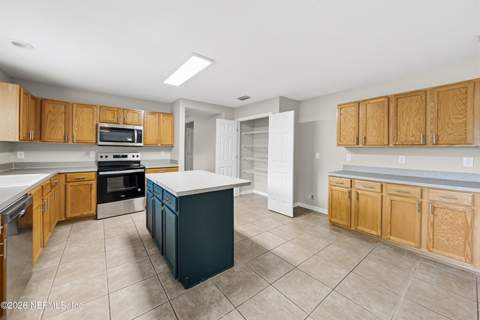 8050 Leafcrest Drive, Jacksonville FL - photo 6 of 19