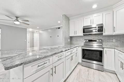 6054 Toyota Drive, Jacksonville FL - photo 9 of 36