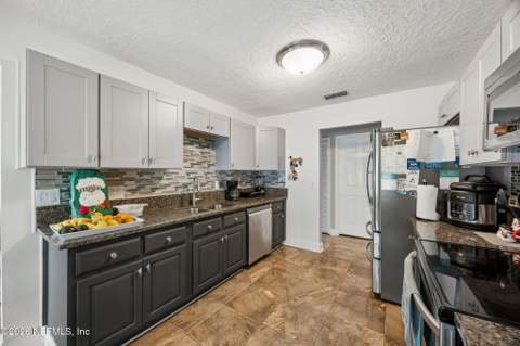10639 Squires Court, Jacksonville FL - photo 8 of 28