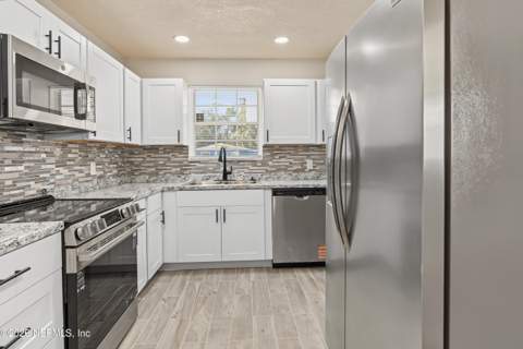 9035 Devonshire Boulevard, Jacksonville FL - photo 14 of 47