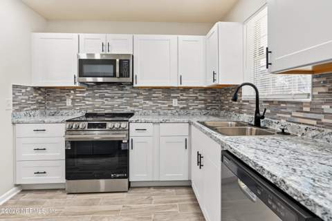 9035 Devonshire Boulevard, Jacksonville FL - photo 16 of 47