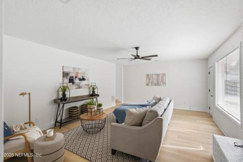 6926 Hanson Drive, Jacksonville FL - photo 9 of 43