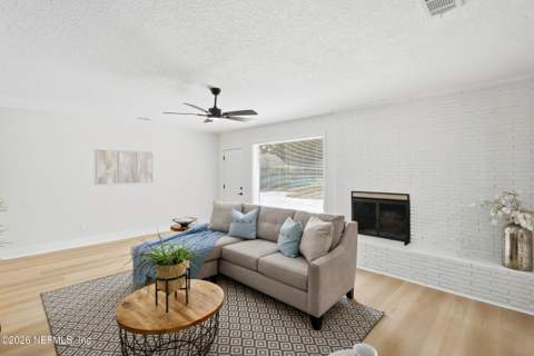 6926 Hanson Drive, Jacksonville FL - photo 10 of 43
