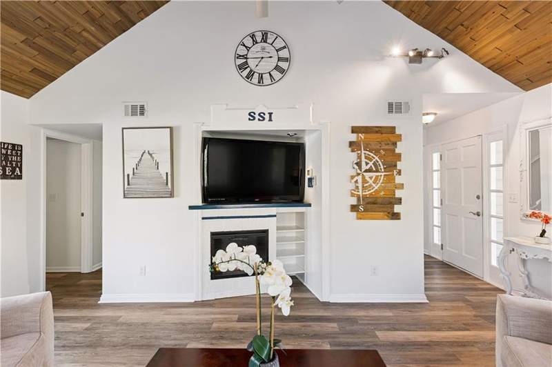 5 bedroom Single Family Residence at 240 Georgia Street, St. Simons Heights, St. Simons Island — photo 3